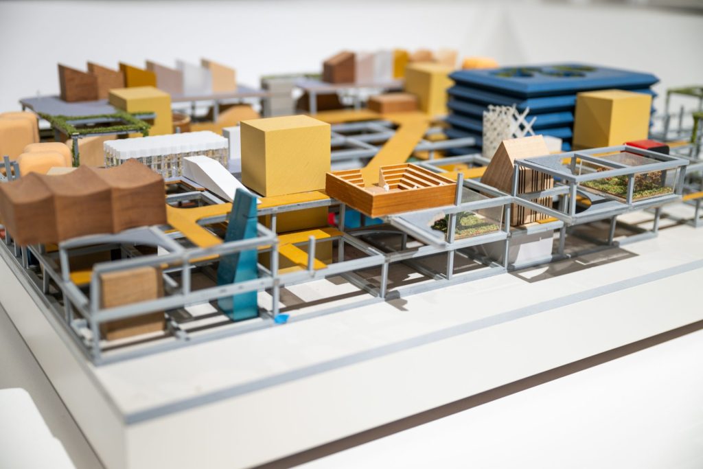 una maqueta de una ciudad con edificios y coches